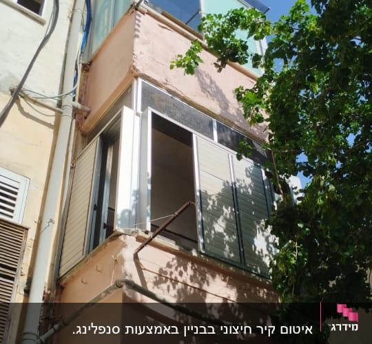 מרפסת זכוכית בקומה עליונה של בניין